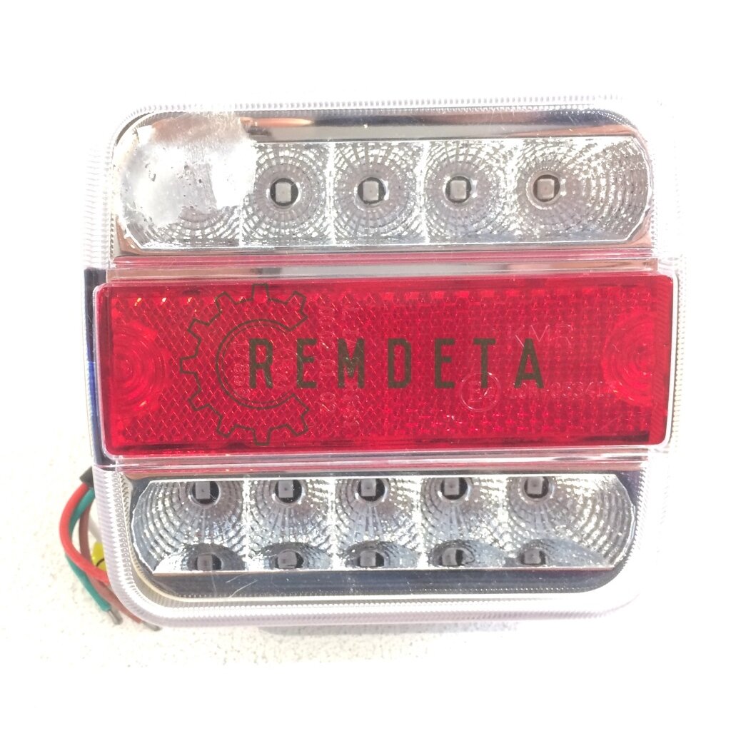 ŽIBINTAS GALINIS L1070BL LED maž. kvad. skaidr./raud. ŽIBINTAS GALINIS L1070BL LED maž. kvad. skaidr./raud.